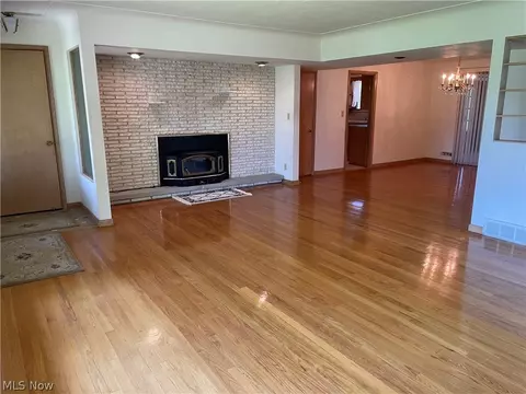 Living - 729 E Parkhaven Dr, Seven Hills, OH 44131 photo 2 of 9