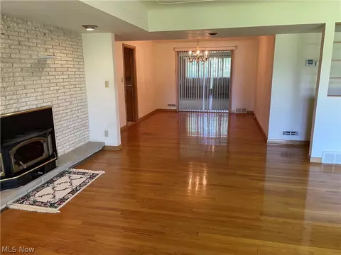 Living - 729 E Parkhaven Dr, Seven Hills, OH 44131 photo 3 of 9