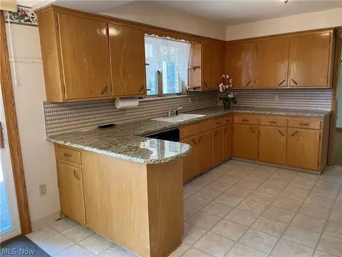 Kitchen - 729 E Parkhaven Dr, Seven Hills, OH 44131 photo 2 of 3