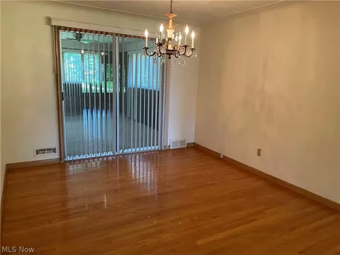 Living - 729 E Parkhaven Dr, Seven Hills, OH 44131 photo 4 of 9