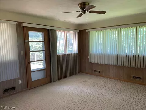 Living - 729 E Parkhaven Dr, Seven Hills, OH 44131 photo 6 of 9