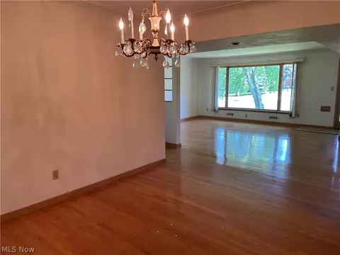 Living - 729 E Parkhaven Dr, Seven Hills, OH 44131 photo 5 of 9