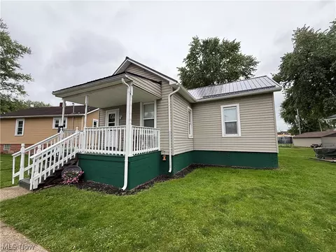 208 W 1st St, Uhrichsville, OH 44683