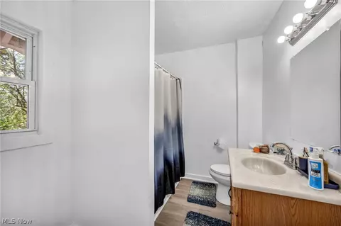 Bath - 840 Work Dr, Akron, OH 44320 photo 2 of 4