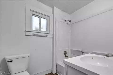 Bath - 840 Work Dr, Akron, OH 44320 photo 3 of 4