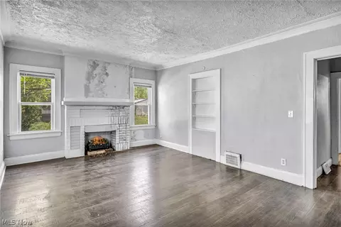 Living - 840 Work Dr, Akron, OH 44320 photo 1 of 9