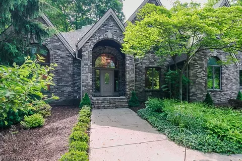 9323 Regency Woods Dr, Kirtland, OH 44094