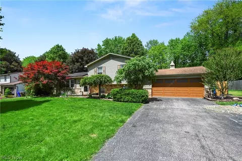 8441 Carriage Hill Dr NE, Warren, OH 44484