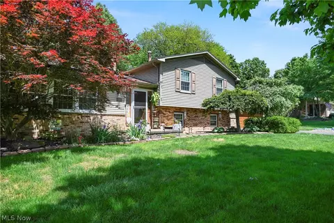 8441 Carriage Hill Dr NE, Warren, OH 44484