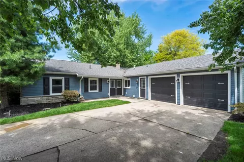 150 Greenbriar Dr, Aurora, OH 44202