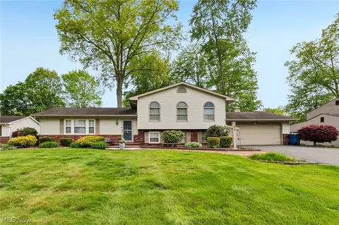 7972 Glen Oaks Dr NE, Howland, OH 44484