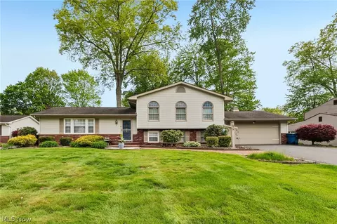 7972 Glen Oaks Dr NE, Howland, OH 44484