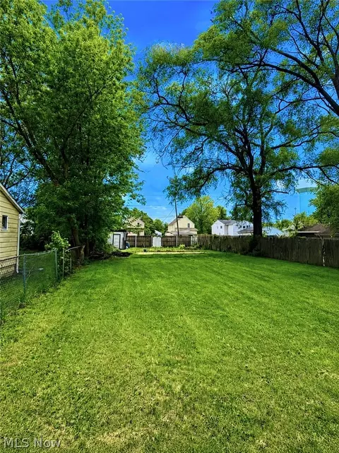 1624 E 33rd St, Lorain, OH 44055 photo 2
