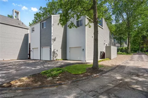 1376 Bobby Ln #32, Westlake, OH 44145