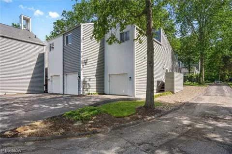 1376 Bobby Ln #32, Westlake, OH 44145
