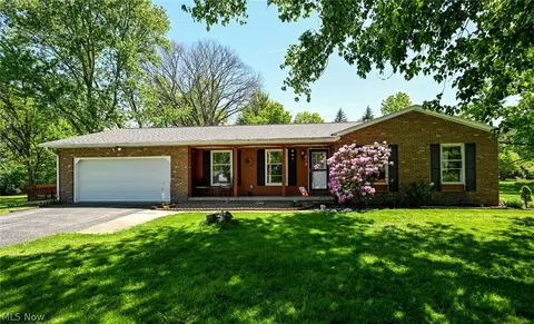 614 N Hidden Valley Rd, Cuyahoga Falls, OH 44223