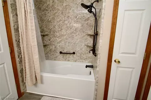 Bath - 37575 Ocean Reef, Willoughby, OH 44094 photo 2 of 3