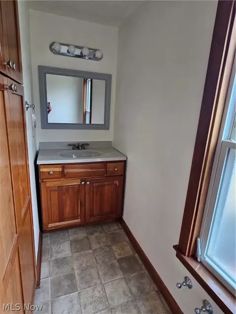 Bath - 46 48 Hyde Ave, Niles, OH 44446 photo 3 of 3