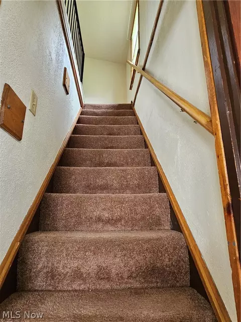 Entry Way - 46 48 Hyde Ave, Niles, OH 44446 photo 5 of 6