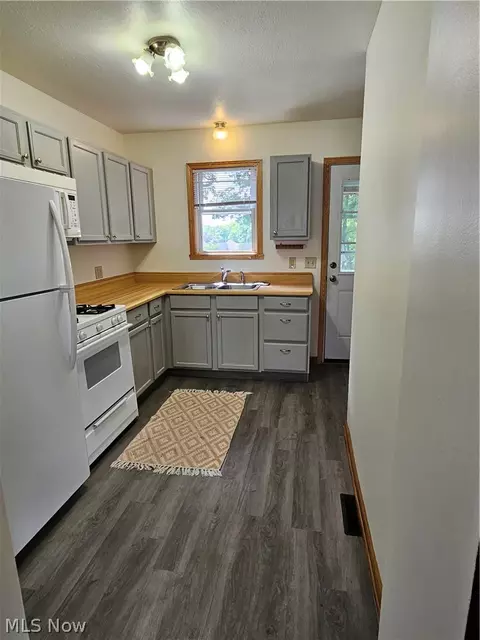 Kitchen - 46 48 Hyde Ave, Niles, OH 44446 photo 3 of 3