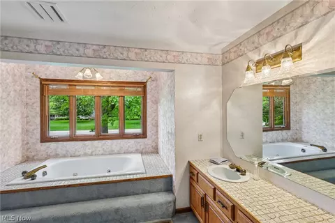 Bath - 1006 Traci Ln, Copley, OH 44321 photo 5 of 7