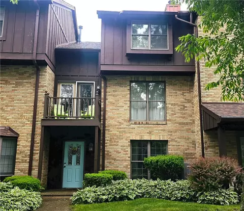 15 Acorn Ln, Coshocton, OH 43812