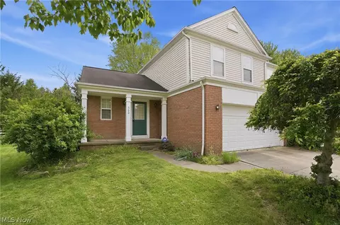 560 Canterbury Ln, Sagamore Hills, OH 44067