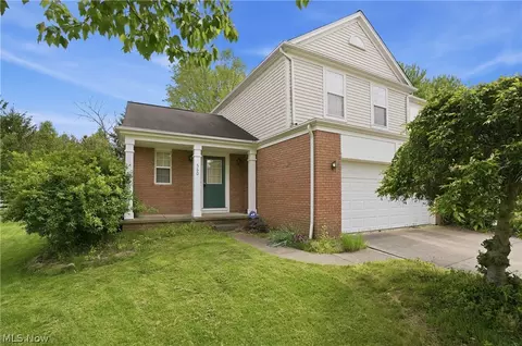560 Canterbury Ln, Sagamore Hills, OH 44067