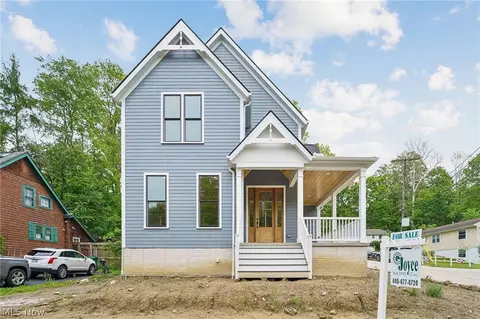 295 S Franklin St, Chagrin Falls, OH 44022