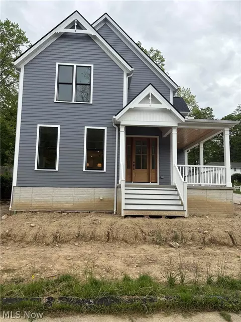 295 S Franklin St, Chagrin Falls, OH 44022