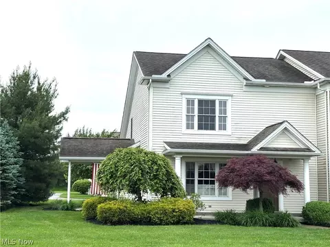 12 Cambridge Gln, Columbiana, OH 44408