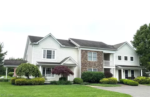 12 Cambridge Gln, Columbiana, OH 44408