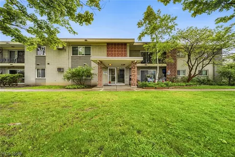 1408 Golden Gate Blvd #203, Mayfield Heights, OH 44124