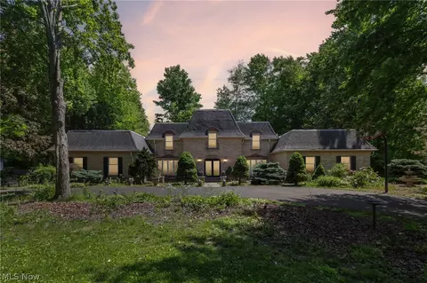 5785 Lamplighter Dr, Girard, OH 44420