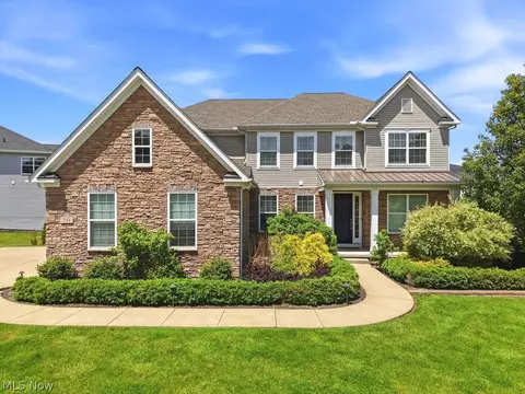 351 Glasgow Dr, Highland Heights, OH 44143