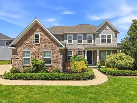 351 Glasgow Dr, Highland Heights, OH 44143