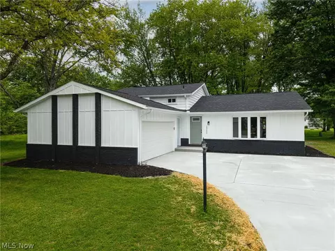20252 Birchwood Ln, Strongsville, OH 44149