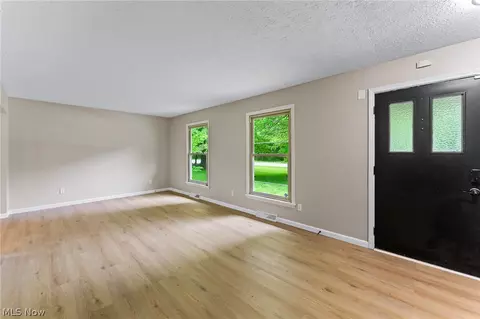Living - 6820 Lockwood Blvd, Boardman, OH 44512 photo 2 of 3