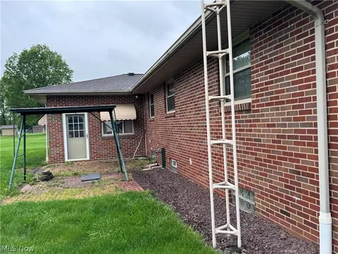 Exterior - 592 W Omar St, Struthers, OH 44471 photo 5 of 10