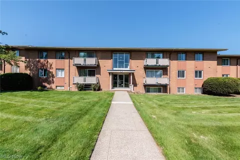 21841 River Oaks Dr #B5, Rocky River, OH 44116