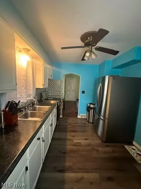 Entry Way - 438 10th St, Struthers, OH 44471 photo 1 of 1