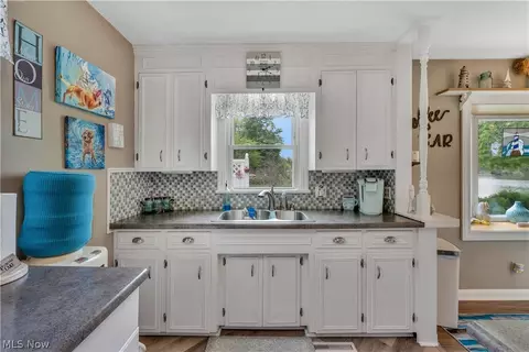 Kitchen - 27233 Lake Point Dr, Beloit, OH 44609 photo 3 of 4