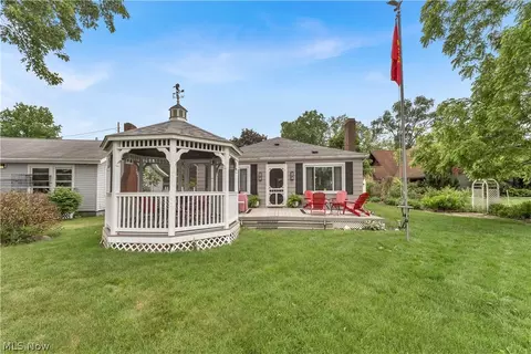 27233 Lake Point Dr, Beloit, OH 44609