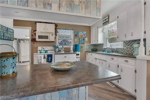 Kitchen - 27233 Lake Point Dr, Beloit, OH 44609 photo 1 of 4