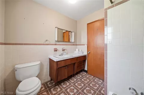 Bath - 1471 Debra Dr, Ashtabula, OH 44004 photo 2 of 3