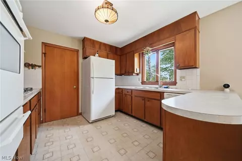 Kitchen - 1471 Debra Dr, Ashtabula, OH 44004 photo 2 of 3