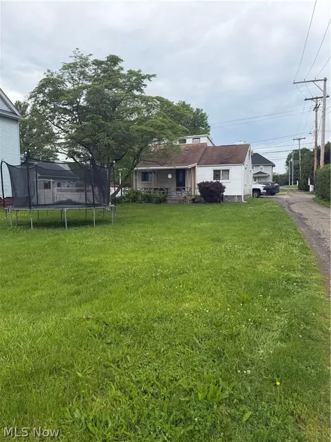 525 Wabash Ave N, Brewster, OH 44613
