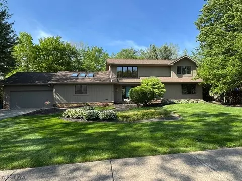 6319 Woodhawk Dr, Mayfield Heights, OH 44124