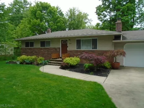 9394 Ledge Acres Dr, Macedonia, OH 44056