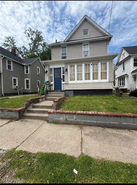 284 3rd St NW, Barberton, OH 44203